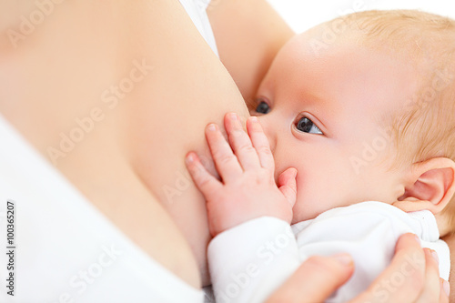 Фотография breastfeeding. mother holding newborn in embrace and breastfeed