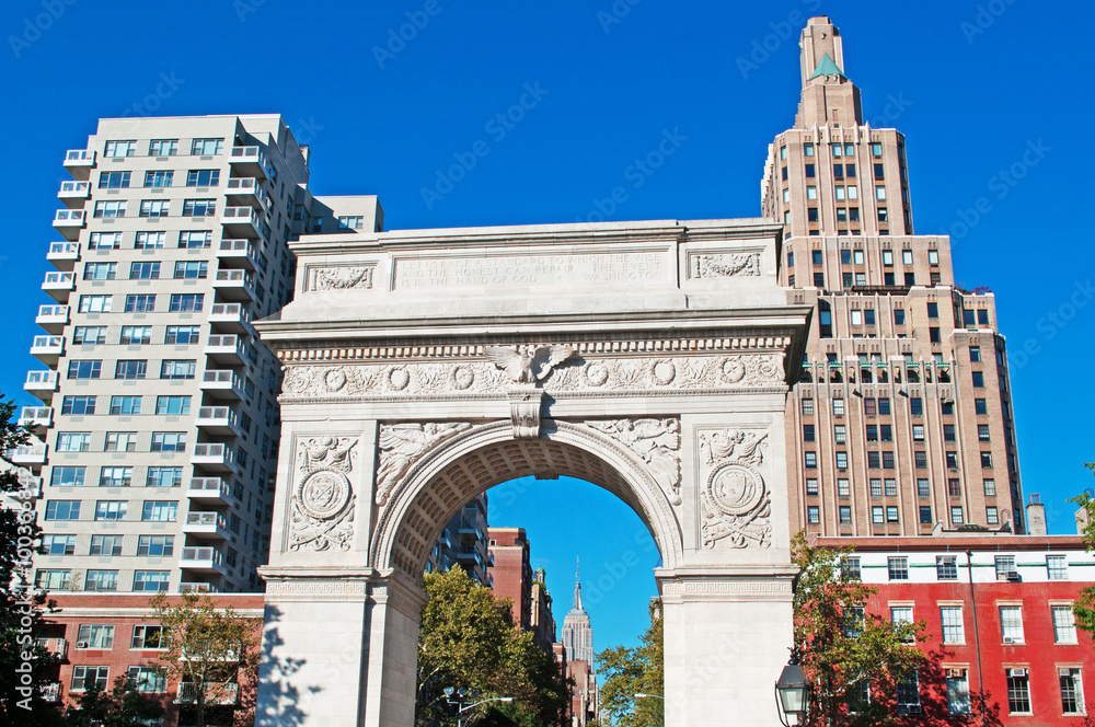 Obraz premium Lo skyline di New York, palazzi, grattacieli e l'arco di Washington Squar