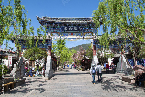 brama prowadząca do miasteczka w pobliżu Lijiang w Chinach