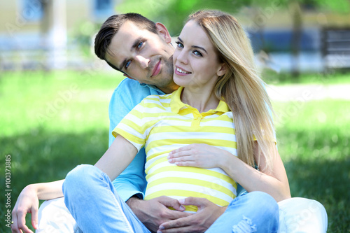Young pregnant woman with h...