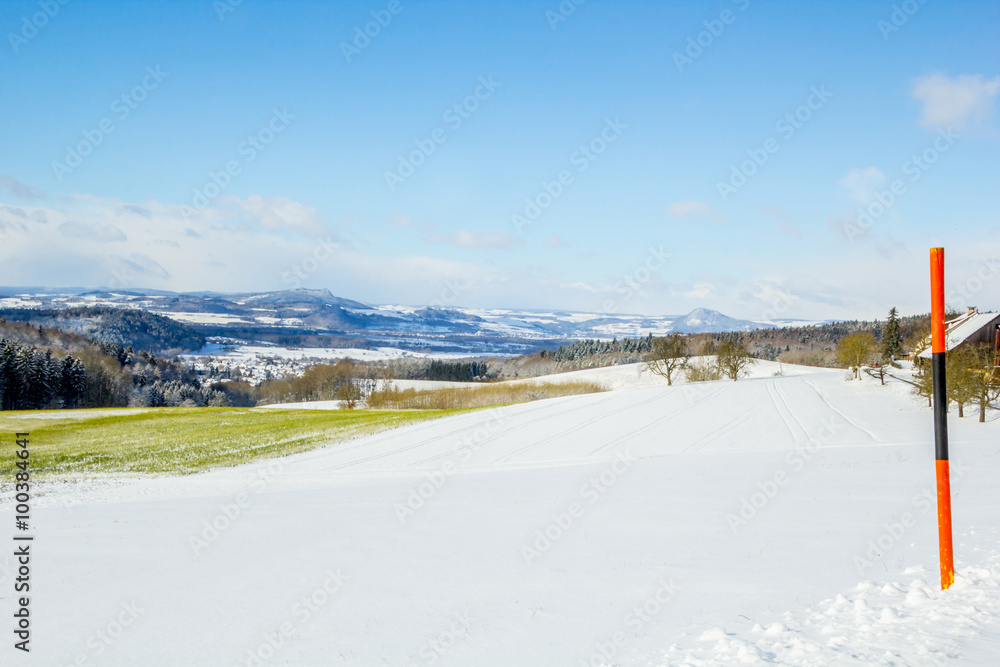 Winterlandschaft im bergigen Süddeutschland