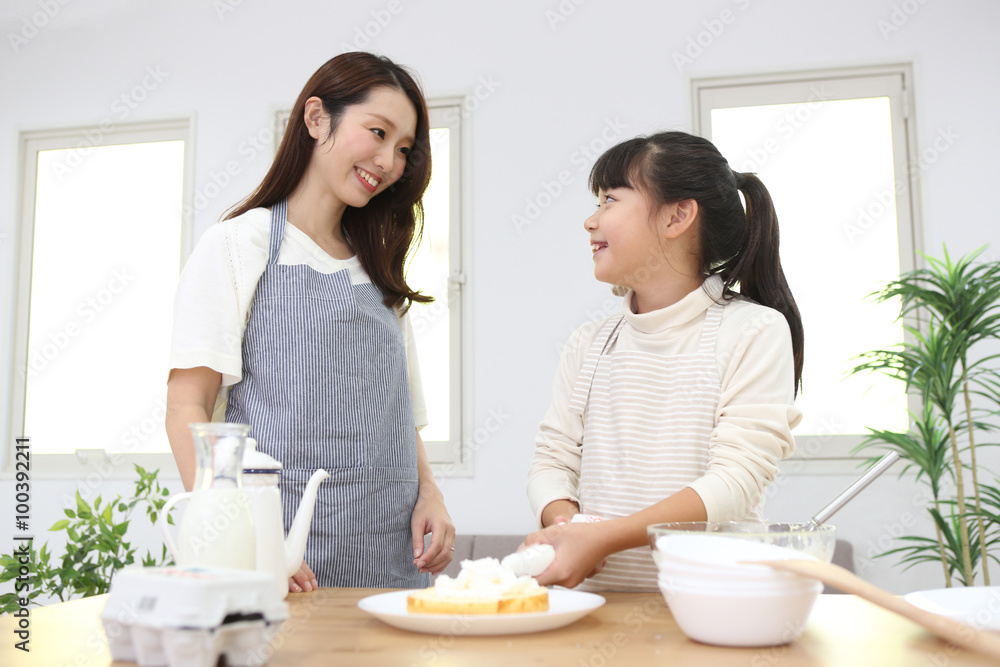 料理を作る親子 料理を作る親子