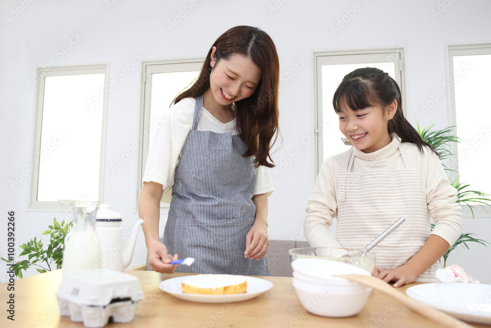 料理を作る親子