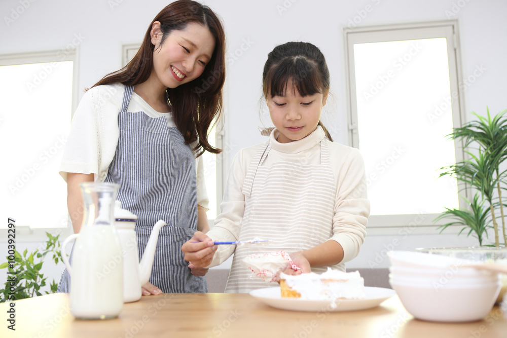 料理を作る親子 料理を作る親子