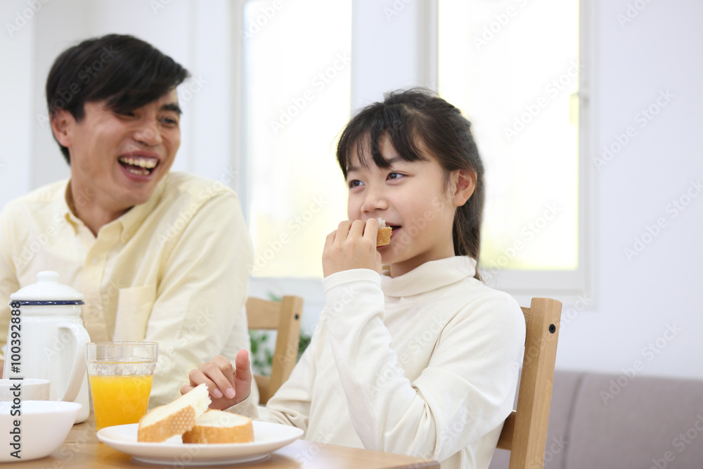 朝食を食べる家族 朝食を食べる家族