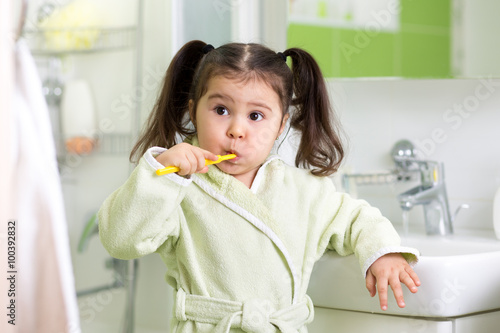 Child little girl brushing ...
