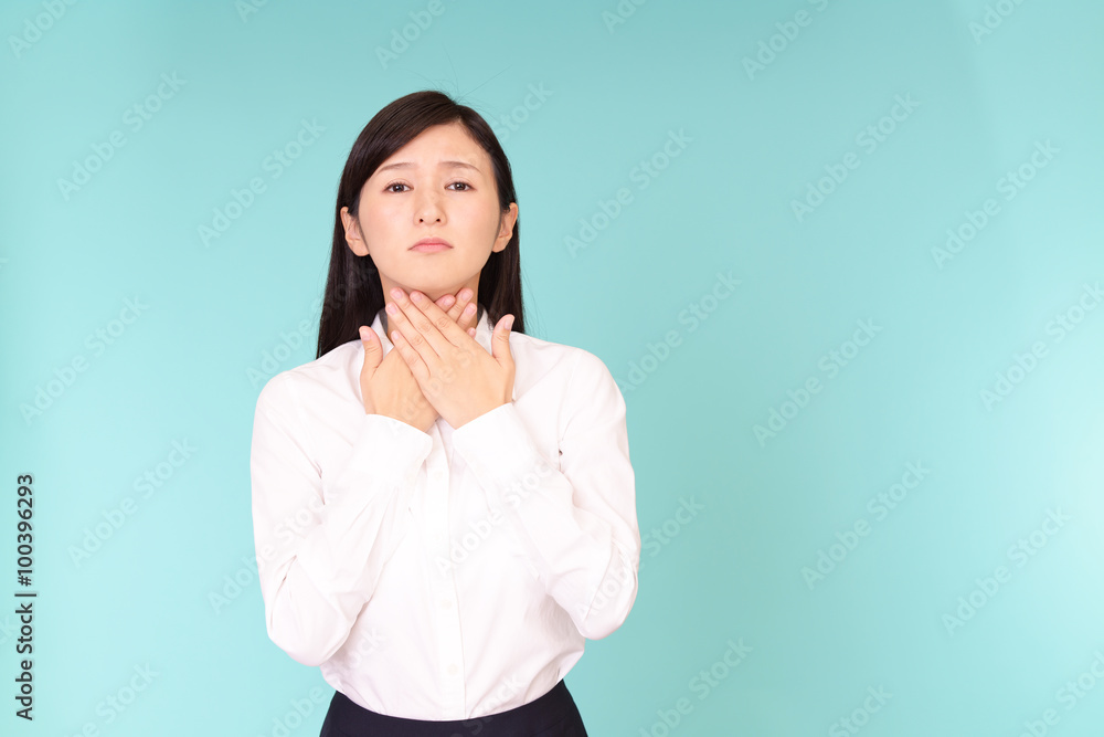 喉の痛みを訴える女性
