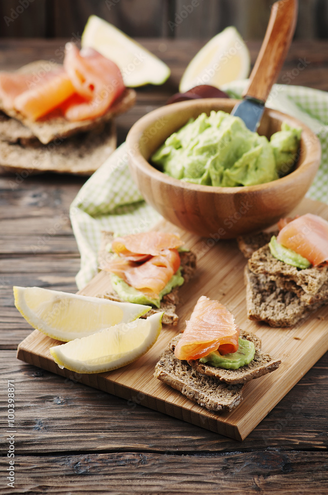 Green mousse with avocado, salmon and bread