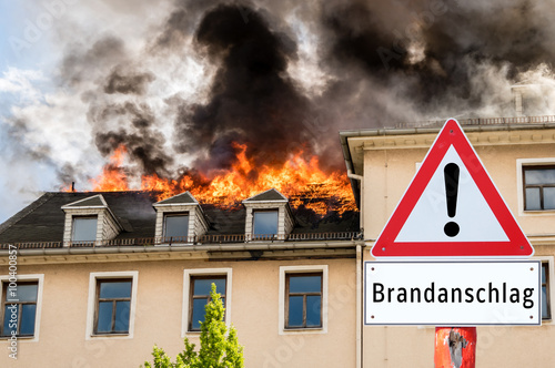 Warnschild Brandanschlag