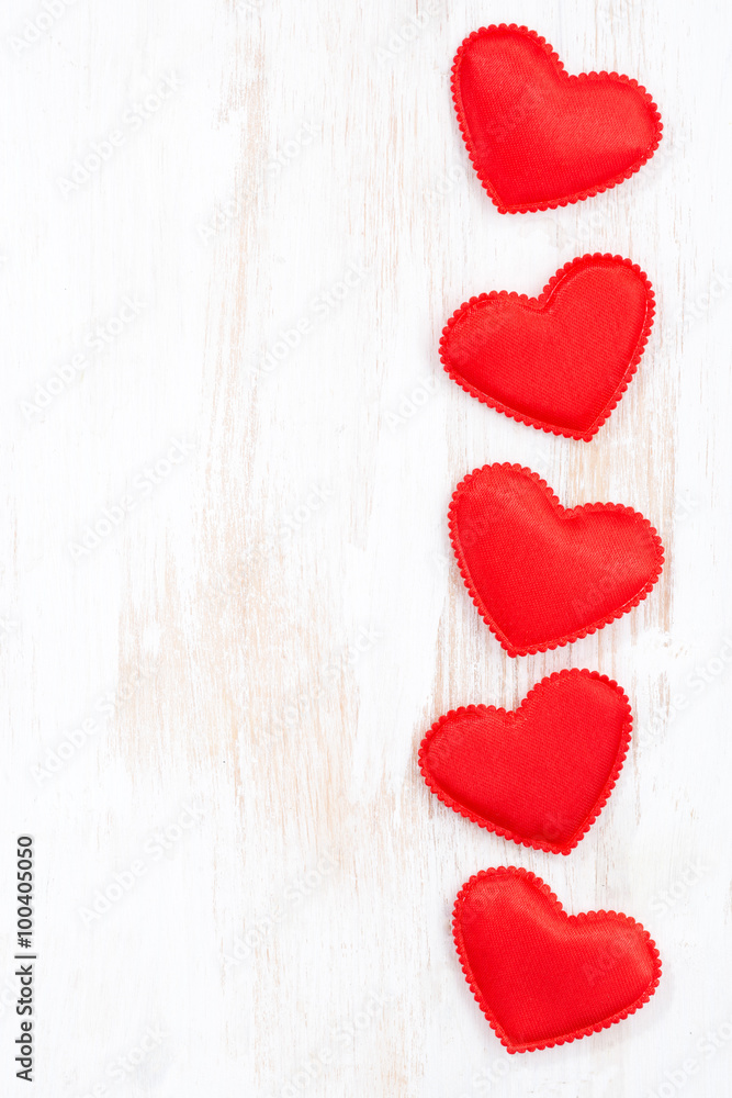 Fototapeta premium white wooden background with red hearts, vertical