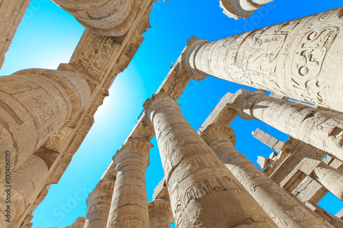starozytne-ruiny-swiatyni-karnak-w-egipcie-z-zabiej-perspektywy
