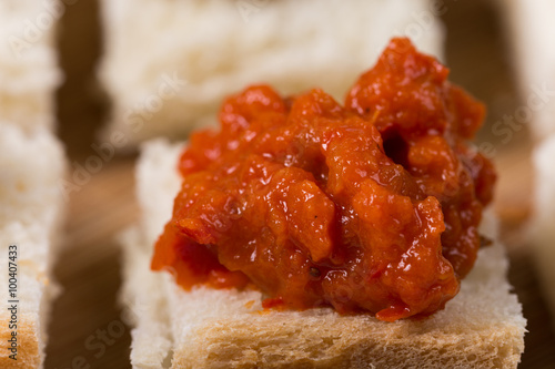 Fotografie Greaves on the chutney and toast bread