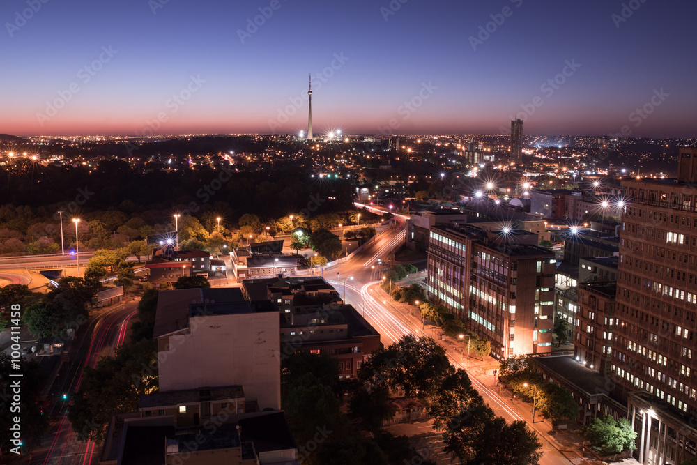 Fototapeta premium Nocny pejzaż długi czas ekspozycji świateł miasta Johannesburga