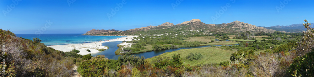 Vue panoramique sur la plage de l'Ostriconi en Corse