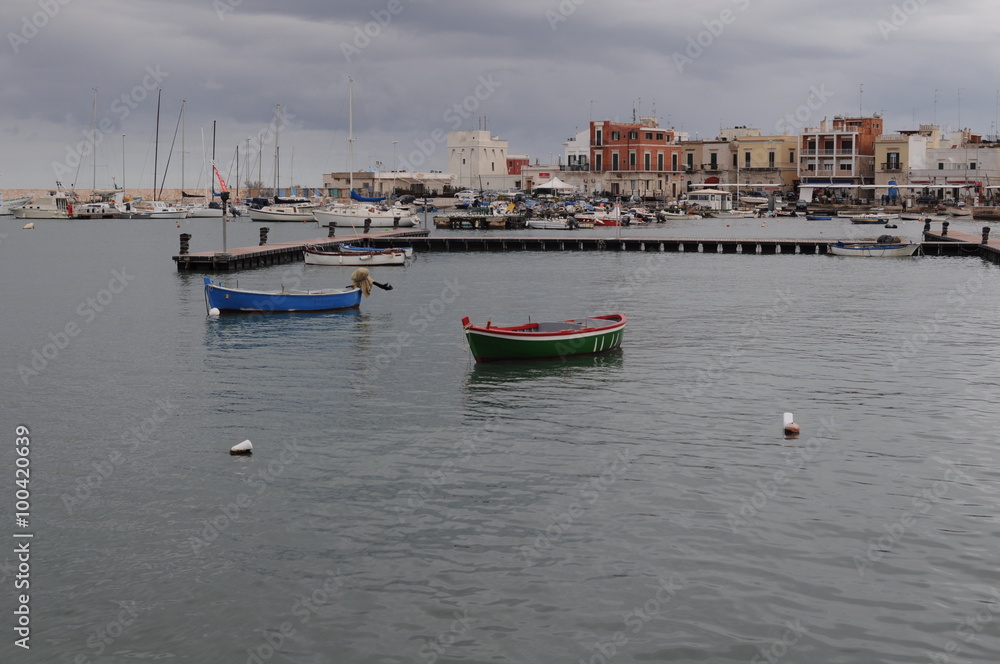 Molo con barche, Bari, Puglia.