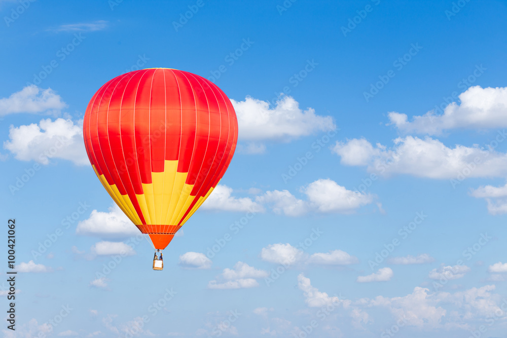 Naklejka premium Red hot air balloon on blue sky background