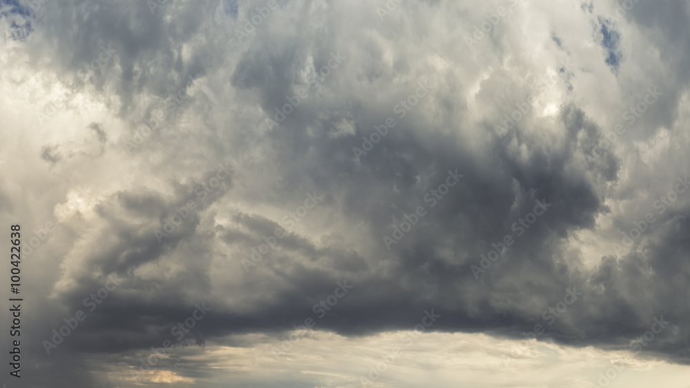 Düsterer Himmel mit heranziehenden Sturmwolken