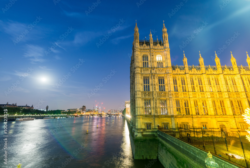 Fototapeta premium London landmark along river Thames, UK