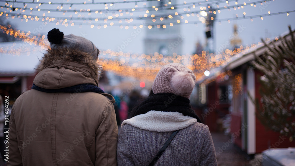 Fotografia Young couple strolling during winter holidays