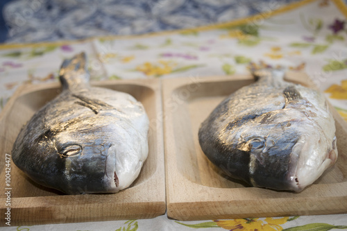 Tableau sur toile fresh giltheads on wooden dish