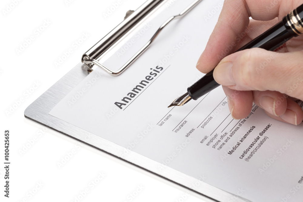 weibliche Hand füllt Anamnese aus weibliche Hand füllt Anamnese aus
