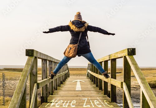 Neue Ziele Frau auf einer Holzbrücke