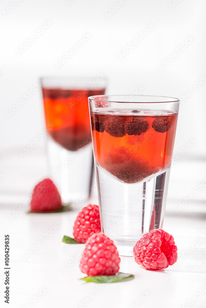 Himbeer-Aperitif in Gläsern Himbeer-Aperitif in Gläsern
