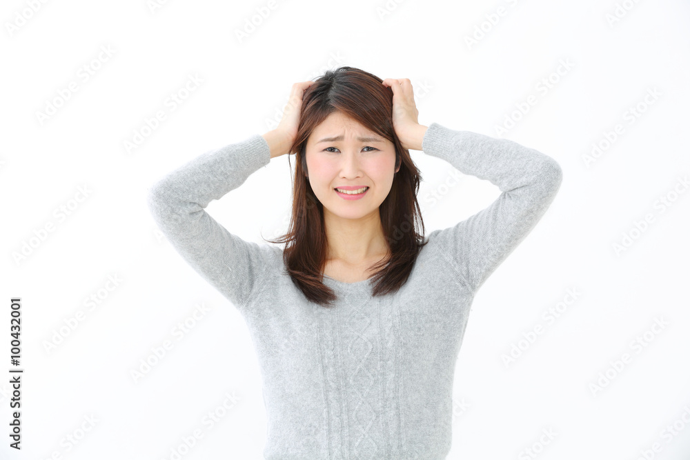 悩む・若い女性 悩む・若い女性
