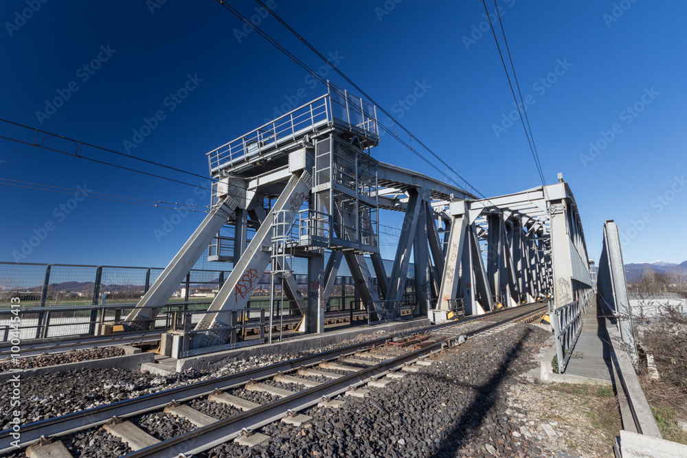 Obraz premium Railway bridge in perspective