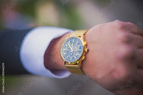 goldene Uhr des Bräutigam beim Fertigmachen