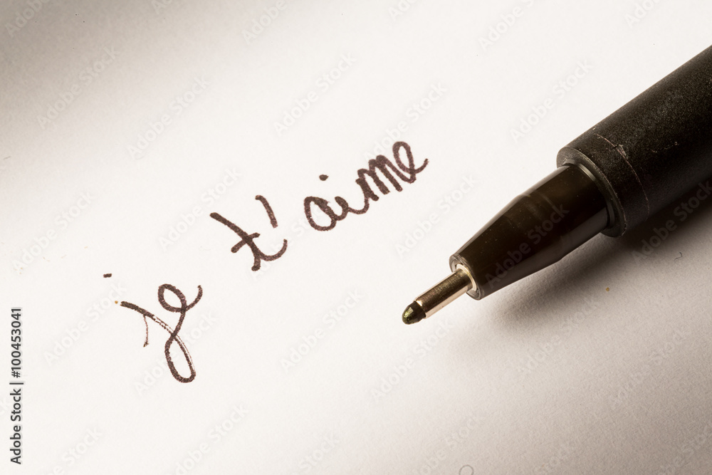 Je t'aime écrit sur une feuille blanche avec le stylo Stock Photo | Adobe  Stock