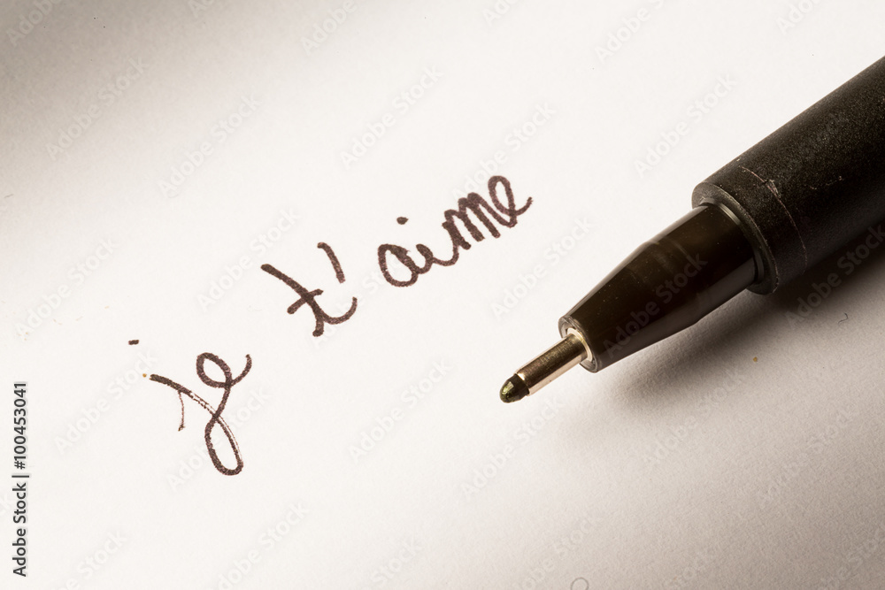 Je t'aime écrit sur une feuille blanche avec le stylo Stock Photo