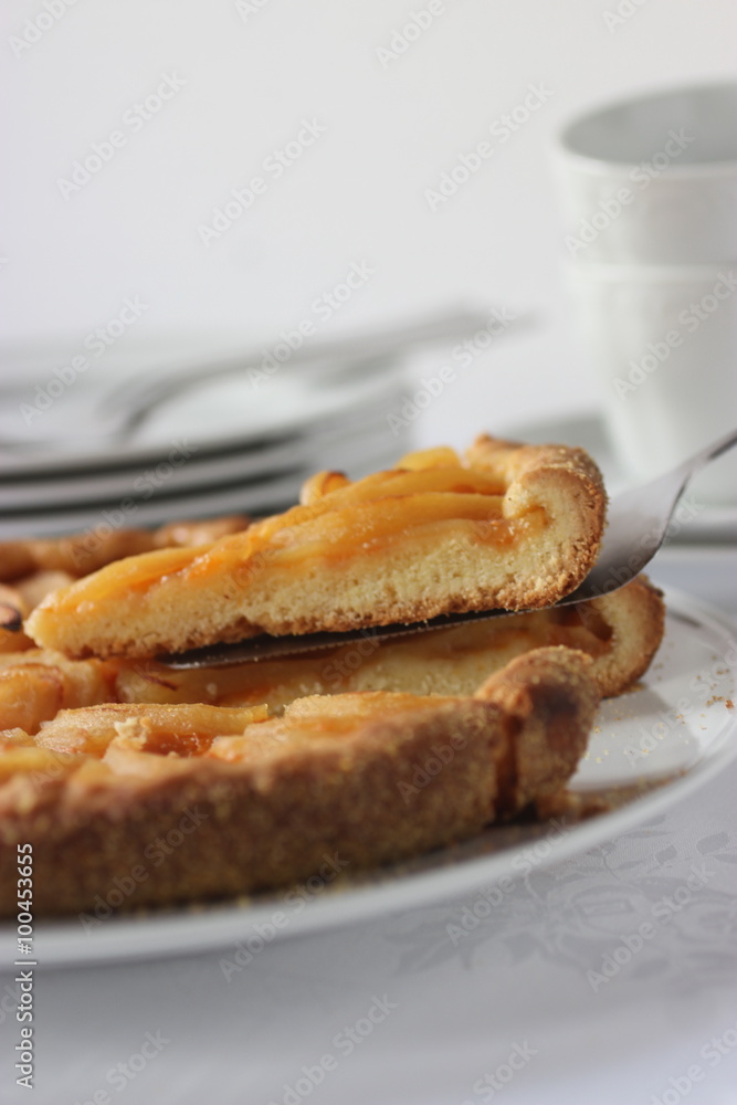 Fetta di crostata di mele in evidenza Fetta di crostata di mele in evidenza