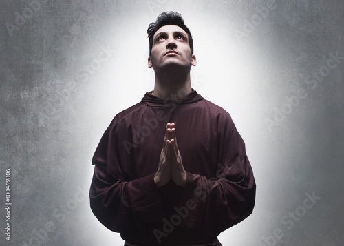 Obraz na płótnie young friar praying