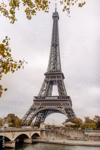 Fototapeta Naklejka Na Ścianę i Meble -  Eiffel Tower, Paris on a misty autumn day