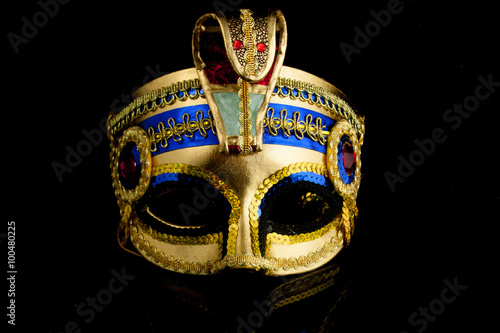 Maske Kleopatra Gold Vor schwarzem Hintergrund