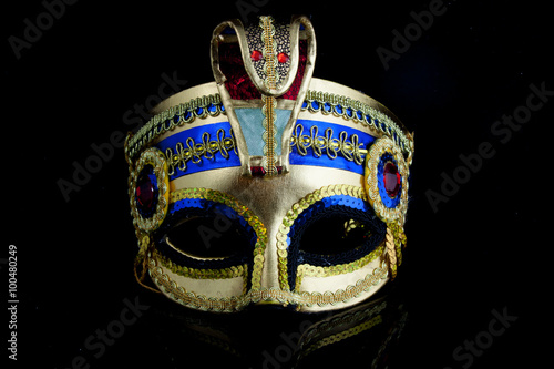 Kleopatra Maske vor schwarzem Hintergrund photo