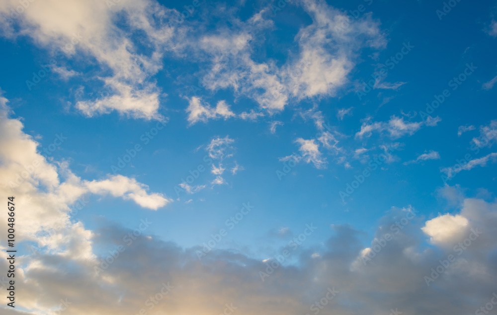 Obraz premium Clouds in a blue sky in winter 