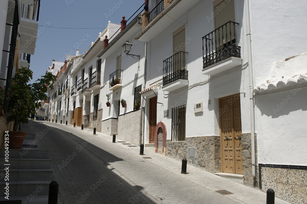 Paseo por las calles del municipio de Alozaina en la provincia de Málaga, Andalucía