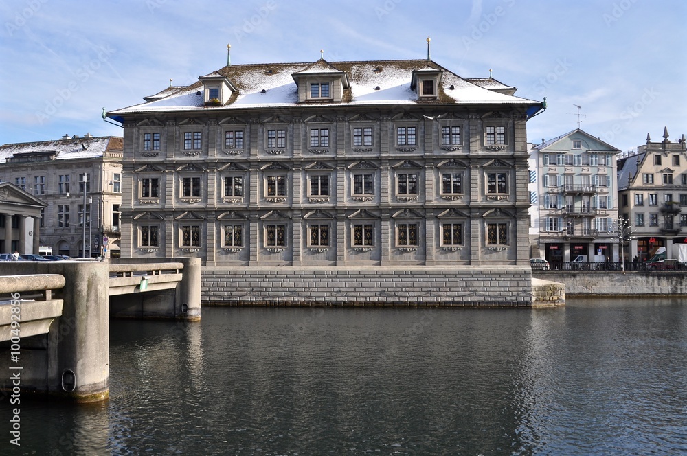 Naklejka premium Winter in der Stadt Zürich, Rathaus am Fluss Limmat, schneebedeckt