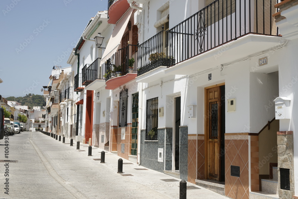 Paseo por las calles del municipio de Alozaina en la provincia de Málaga, Andalucía