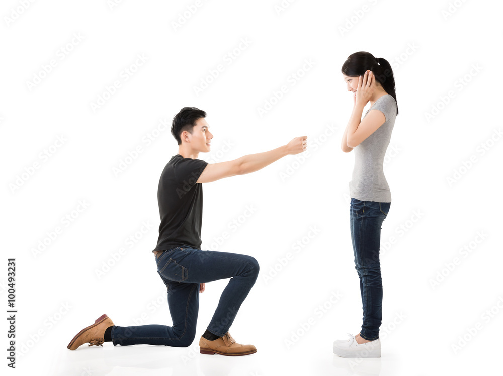 Obraz premium man propose to his girlfriend