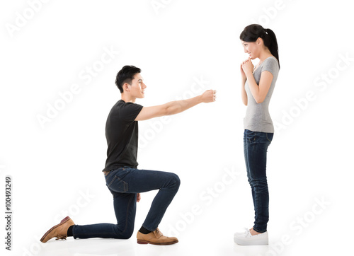 Valokuva man propose to his girlfriend