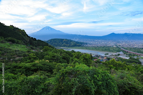富士山と新緑の風景