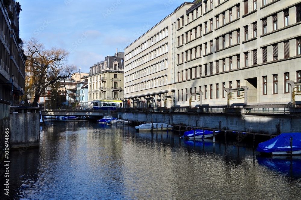 Winter in der Stadt Zürich, im Schanzengraben mit Booten