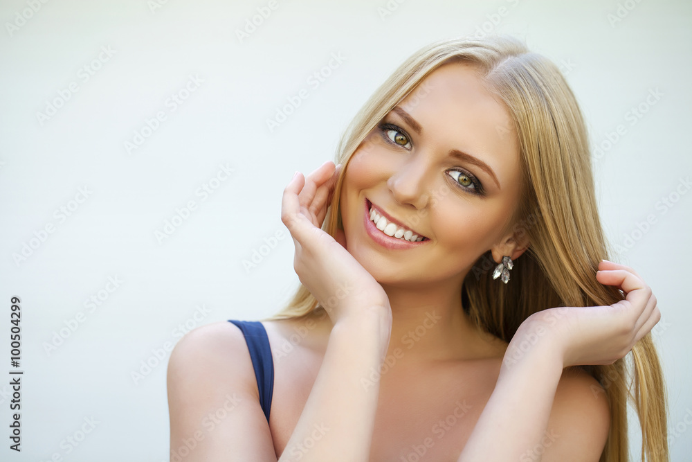 Obraz premium Beautiful young woman