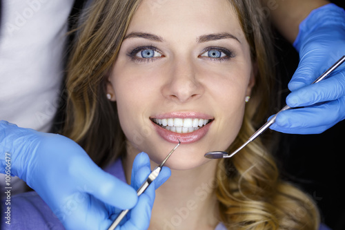Fotografia Dentist examining a patient's teeth in the dentist.