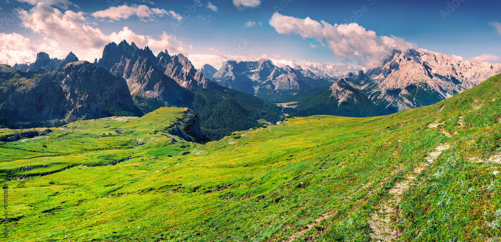 Obraz premium Green summer scene in National Park Tre Cime di Lavaredo