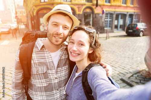 Young couple on holidays taking selfie © Production Perig