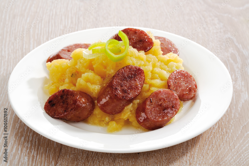 Gehacktem Schweinefleisch Wurst mit Steckrübe Gemüse auf Platt Gehacktem Schweinefleisch Wurst mit Steckrübe Gemüse auf Platt